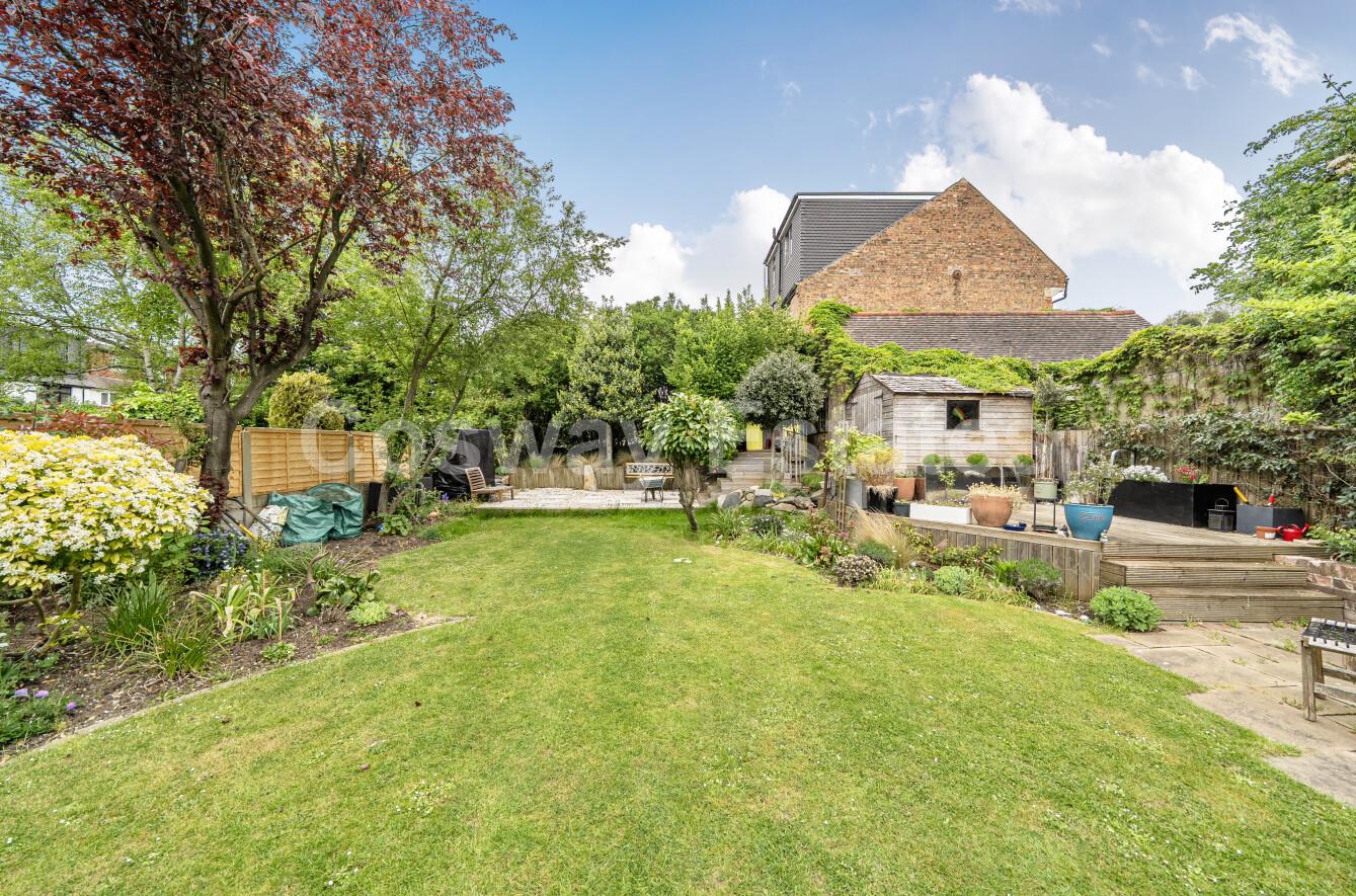 5 bed property in Daws Lane, Mill Hill, NW7, London
